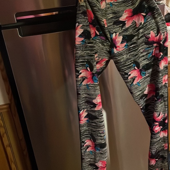‼️Free with Purchase‼️ Floral Leggings 🌺💜🦋 - Picture 8 of 13